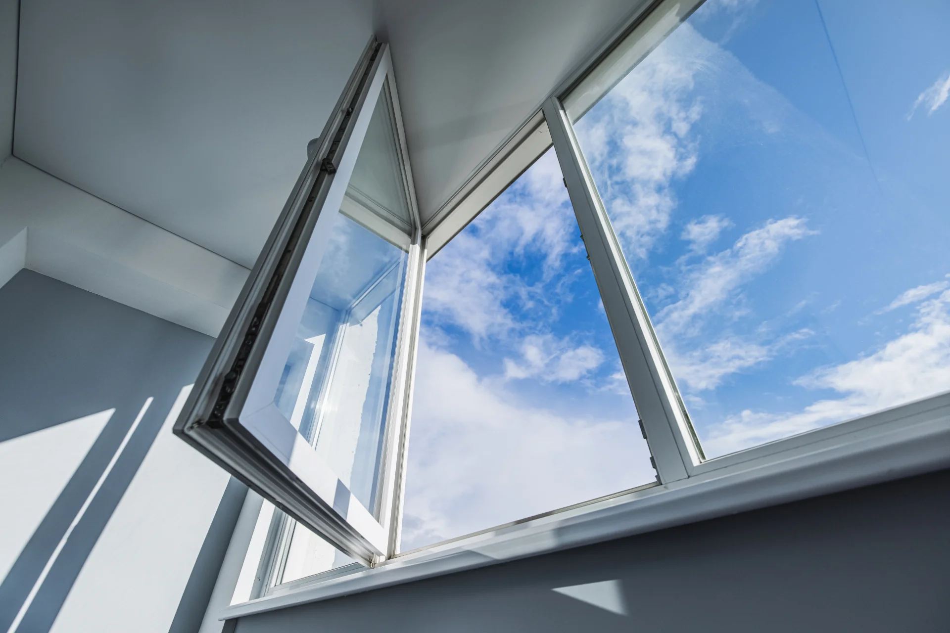 VLX 80 Casement Window in Woodland Hills, CA | Juniper Windows Woodland Hills - detail 1